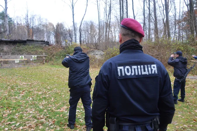 Волинські «шерифи» повправлялися у стрільбі з помповиків і пістолетів (фото)