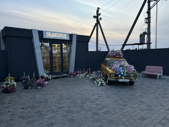 Під Луцьком продають квітковий бізнес з «москвичем» (фото)