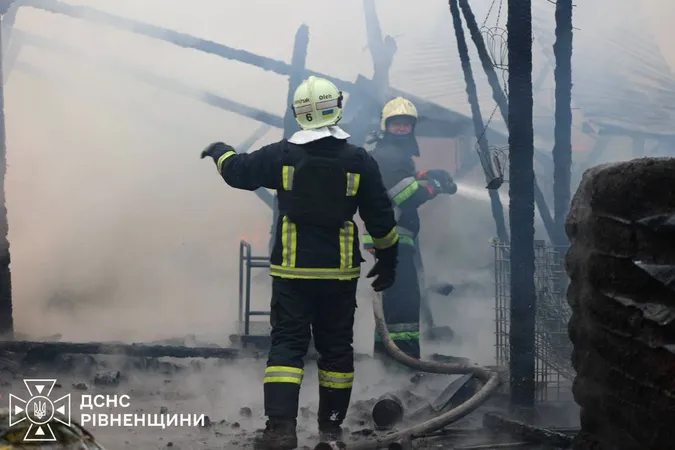 Масштабна пожежа та четверо постраждалих: наслідки атаки на «Епіцентр» на Рівненщині (фото)