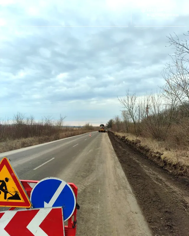 На Волині розчищають узбіччя важливих доріг: для чого (фото)