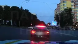 Залишив авто й тікав пішки: у Луцьку затримали водія, позбавленого прав на 22 роки (відео)