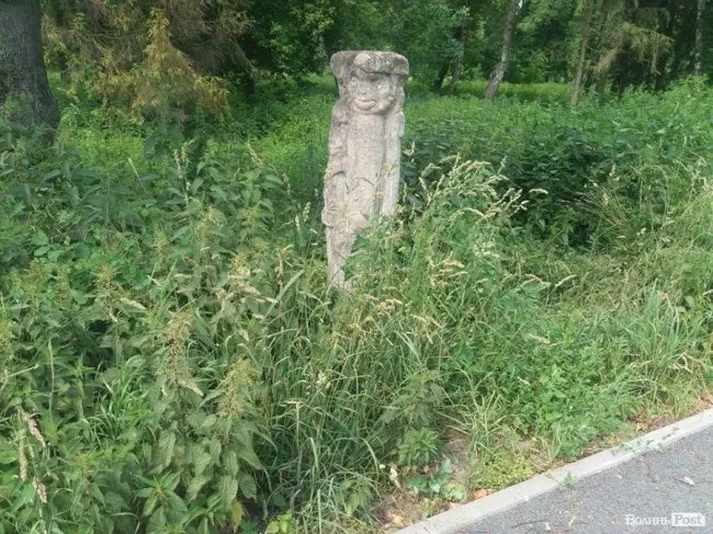 «Алея казок» у луцькому парку заросла травою