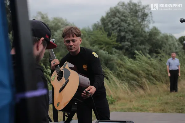 Пісні під гітару і вогонь до неба: як минув акустичний вечір на Бандерштаті (фото)