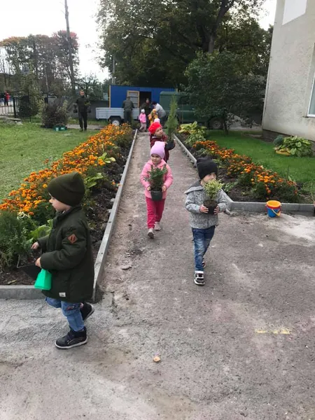 Маленькі волиняни озеленювали територію дитячого садочка (фото)