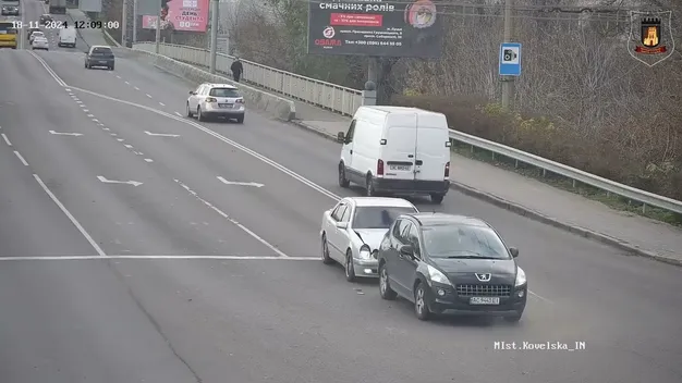 У Луцьку Mercedes «наздогнав» Peugeot на світлофорі (відео)