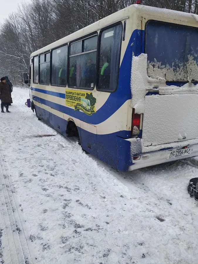 «Роззувся» на ходу: у луцького автобуса під час руху відпало колесо (фото)