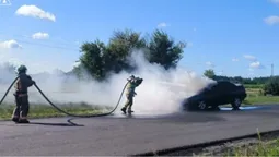 На Волині посеред дороги загорівся автомобіль: що сталося (фото)
