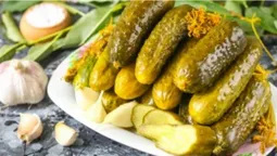 Як приготувати хрусткі квашені огірки: простий рецепт на 3-літрову банку