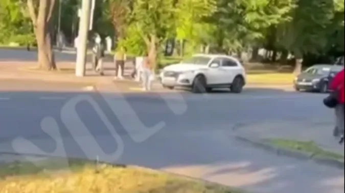 У Луцьку під колеса Audi потрапили жінка з дитиною (відео)