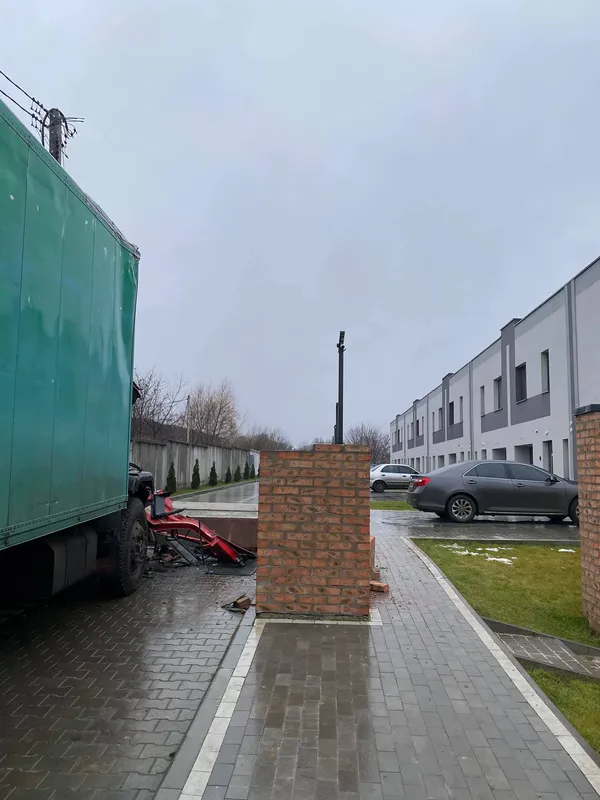 У Луцьку вантажівка влетіла в бетонну арку: кабіна розбилася вщент (фото)