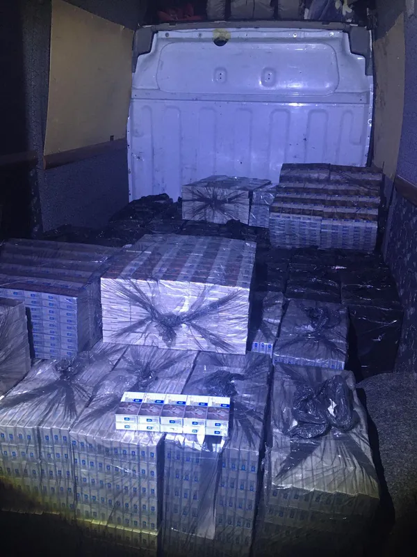 На Волині зупинили бус, завантажений сигаретами (фото, відео)