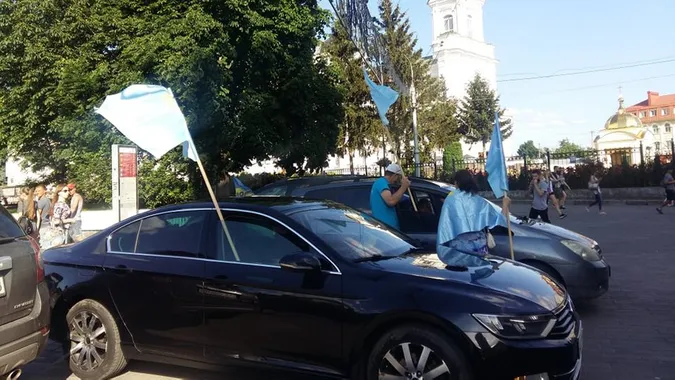 Кримські татари Луцька влаштували автопробіг до Дня національного прапора (фото)