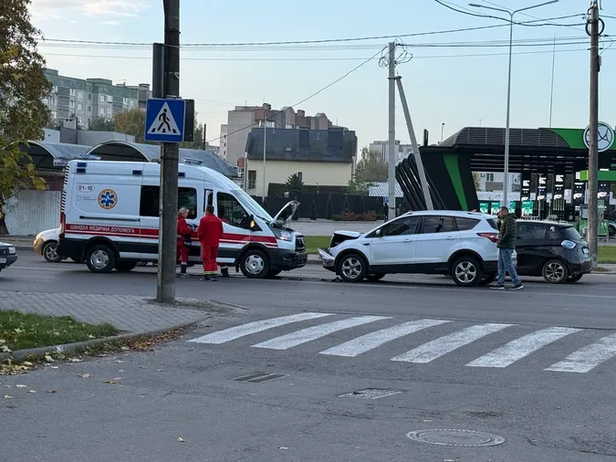 Медики їхали на виклик: у Луцьку на 40-му влупилися «швидка» і кросовер (відео)