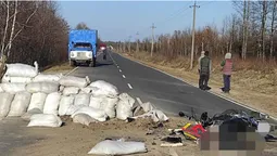 На Волині мотоцикліст протаранив мішки з піском і загинув на місці (фото)