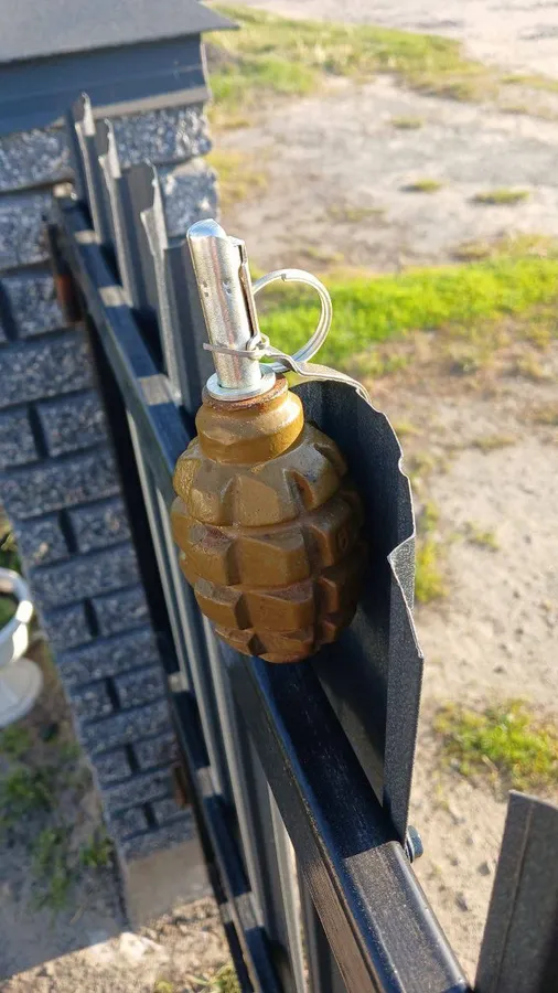 «Прихильники УПЦ «МП» залякують?»: на Волині священнику ПЦУ повісили гранату на паркан будинку (фото)