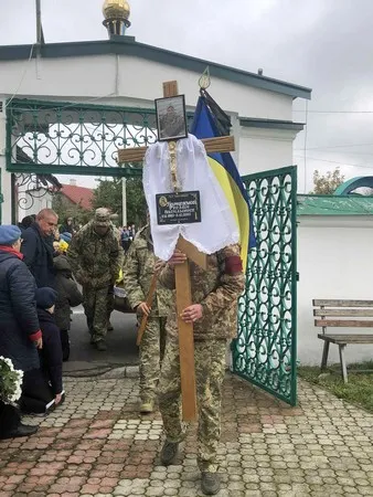 За місяць родина втратила на війні двох синів: у Володимирі попрощалися з полеглим воїном Русланом Барщевським (фото)