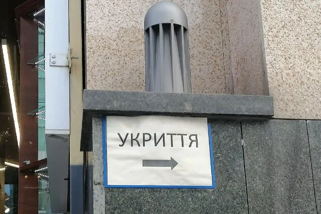😱 У Києві жінка загинула від уламків, бо укриття було зачинене