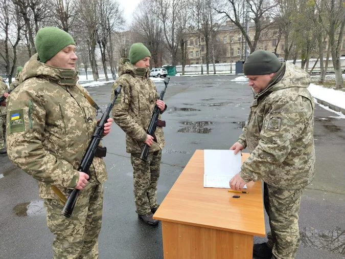 І волиняни, і переселенці: у Луцьку прикордонники склали присягу (фото)