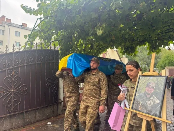 Навіки 22: на Волині в останню дорогу провели Героя Романа Григор'єва (фото)
