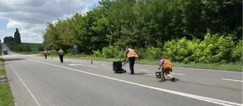 На Волині підлатали тріщини на дорозі до Львівської області (фото)