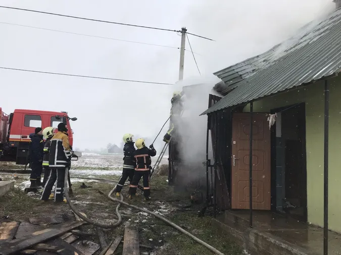 На Волині пожежники винесли газовий балон з палаючого гаража (фото)