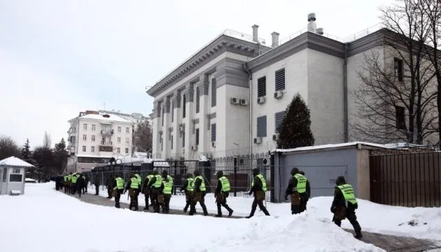 У Києві горіло посольство Росії: що відомо (відео)