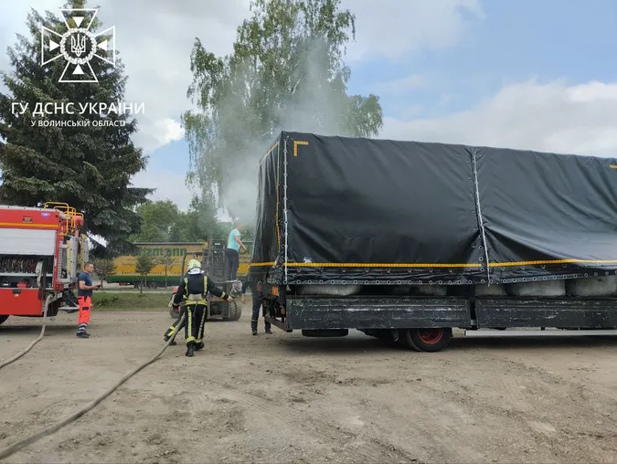 На Волині горіла вантажівка з вуглем (фото)