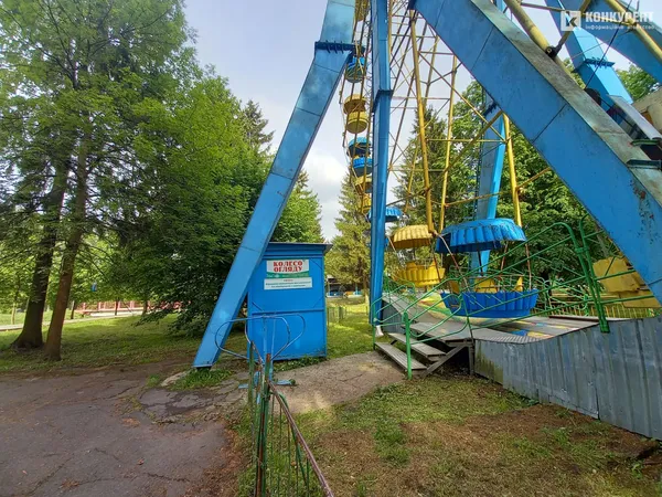 Безлюдно та «не аварійно»: що коїться на парку атракціонів Луцька (фото)