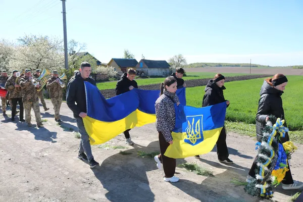 Без батька та чоловіка залишилася родина: на Волині попрощалися з воїном Іваном Гутвертом (фото)