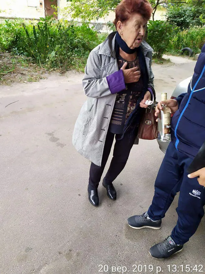 Уже не вперше: у Луцьку спіймали жінку, що продавала сурогат (фото)