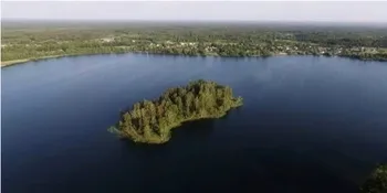 «Чифірний» колір та карстові глибини: на Поліссі серед лісів і боліт заховалося мальовниче озеро з островом у центрі (фото, відео)