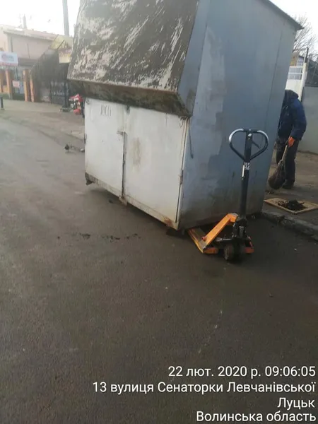 Нові фото зі Старого ринку: муніципали безплатно допомагають підприємцям переїжджати