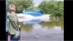 На Рівненщині двоє лучан каталися на човні і зачепилися за натягнений трос (ВІДЕО 18+)