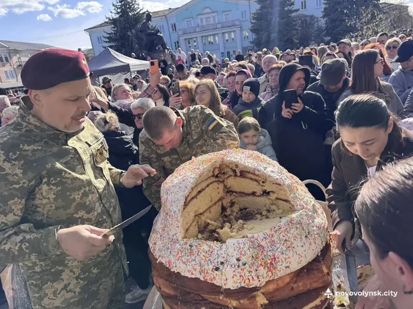 Метр у висоту та 200 кг ваги: на Волині спекли рекордну паску (фото)