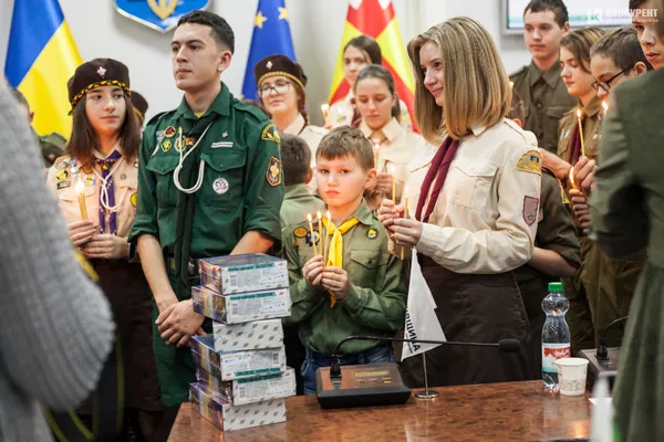 Із вогнем миру і співами: якою була остання в 2019 році сесія Луцької міської ради (фото)