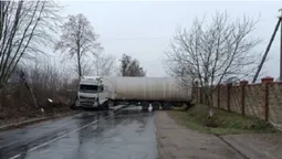 Під Луцьком вантажівка в'їхала в електроопору, дорога – перекрита (фото, відео)