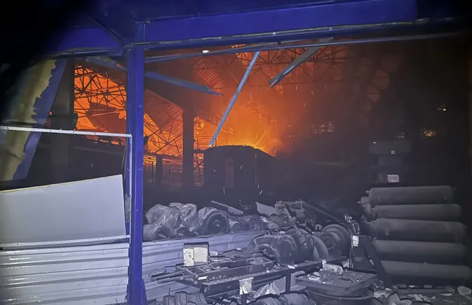Вночі росія вдарила по залізниці у Дніпрі, є критичні пошкодження