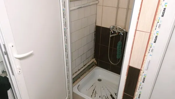 За кошти донорів благодійного фонду «Рокада» у тимчасовому прихистку втсановили двері в душових кабінках