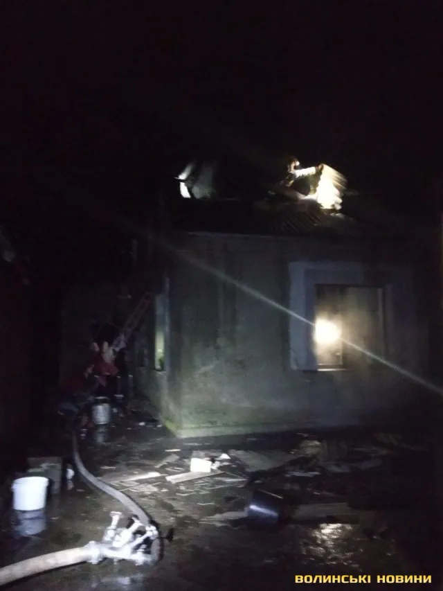 У Луцьку уночі горів будинок (фото, відео)