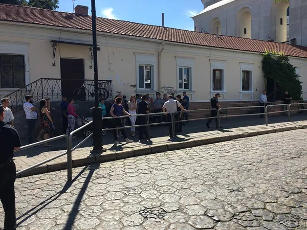 Людей не пускають поліцейські. Серед тих, хто очікує, є і поляки