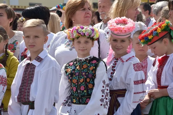 На Театральному майдані лучани «вишили» вінок (фото) 