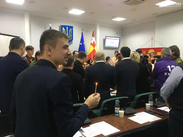 У Луцьку міську раду принесли Вифлеємський вогонь миру (фото)