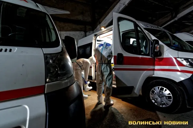 «Інколи немає часу випити чай» – як на Волині працюють ковідні медичні бригади (фото)