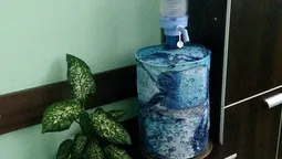 Лучанка єдина в Україні виготовляє чохли на бутлі з водою (фото) 