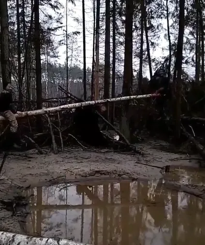 На Рівненщині діти катаються на гойдалці у перервах між видобутком бурштину (відео)