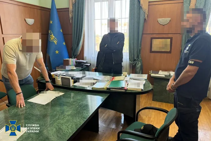 Замість колій – маєток: СБУ викрила посадовців «Укрзалізниці», які відправляли працівників будувати приватний дім