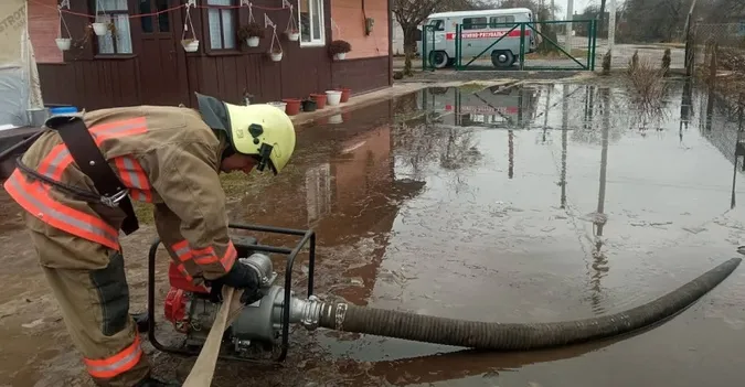 Весняне підтоплення: з городів волинян відкачали понад 1,5 тисячі тонн води (фото, відео)
