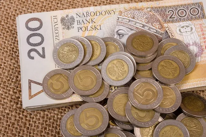 Які зарплати отримують у Польщі (інфографіка)