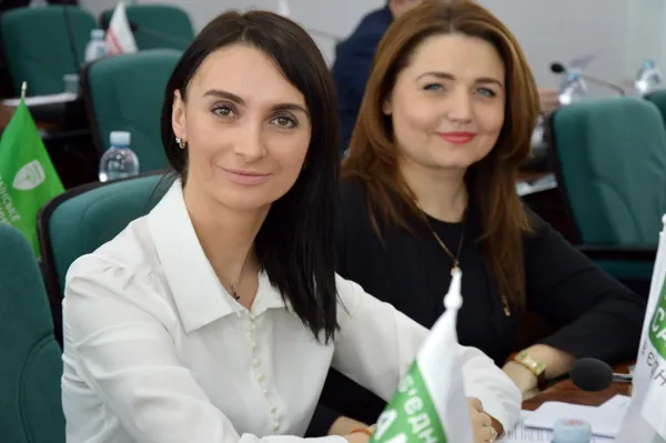 Ліворуч - Юлія Вусенко, праворуч - Алла Надточій. Вони не стояли осторонь розгляду скандального питання щодо земельних ділянок для забудовника