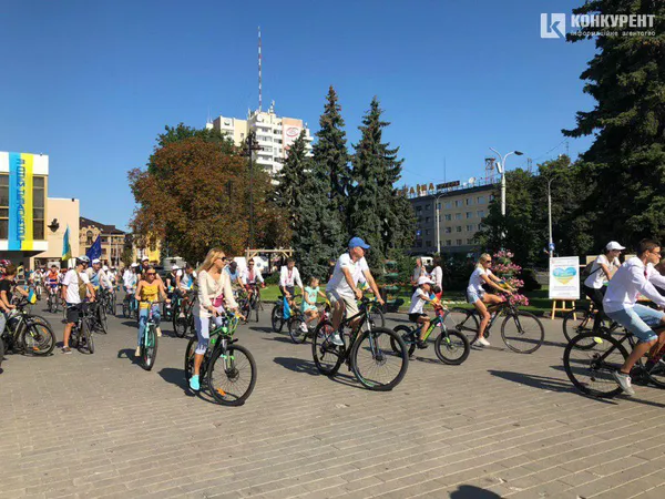 Луцьк святкує активно: на міські вулиці виїхали велосипедисти у вишиванках (ФОТО)